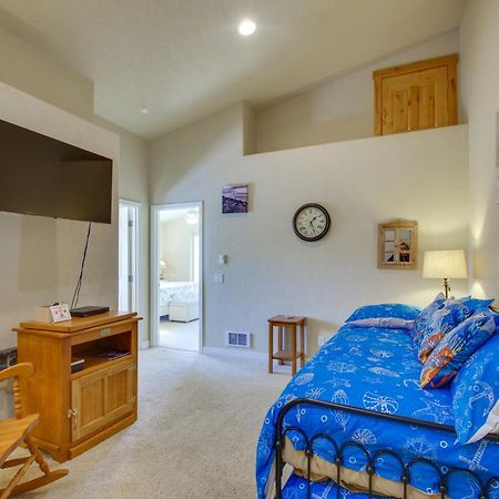 Quiet Waterfront Escape With Hot Tub And Beach Access! Gold Beach Kültér fotó