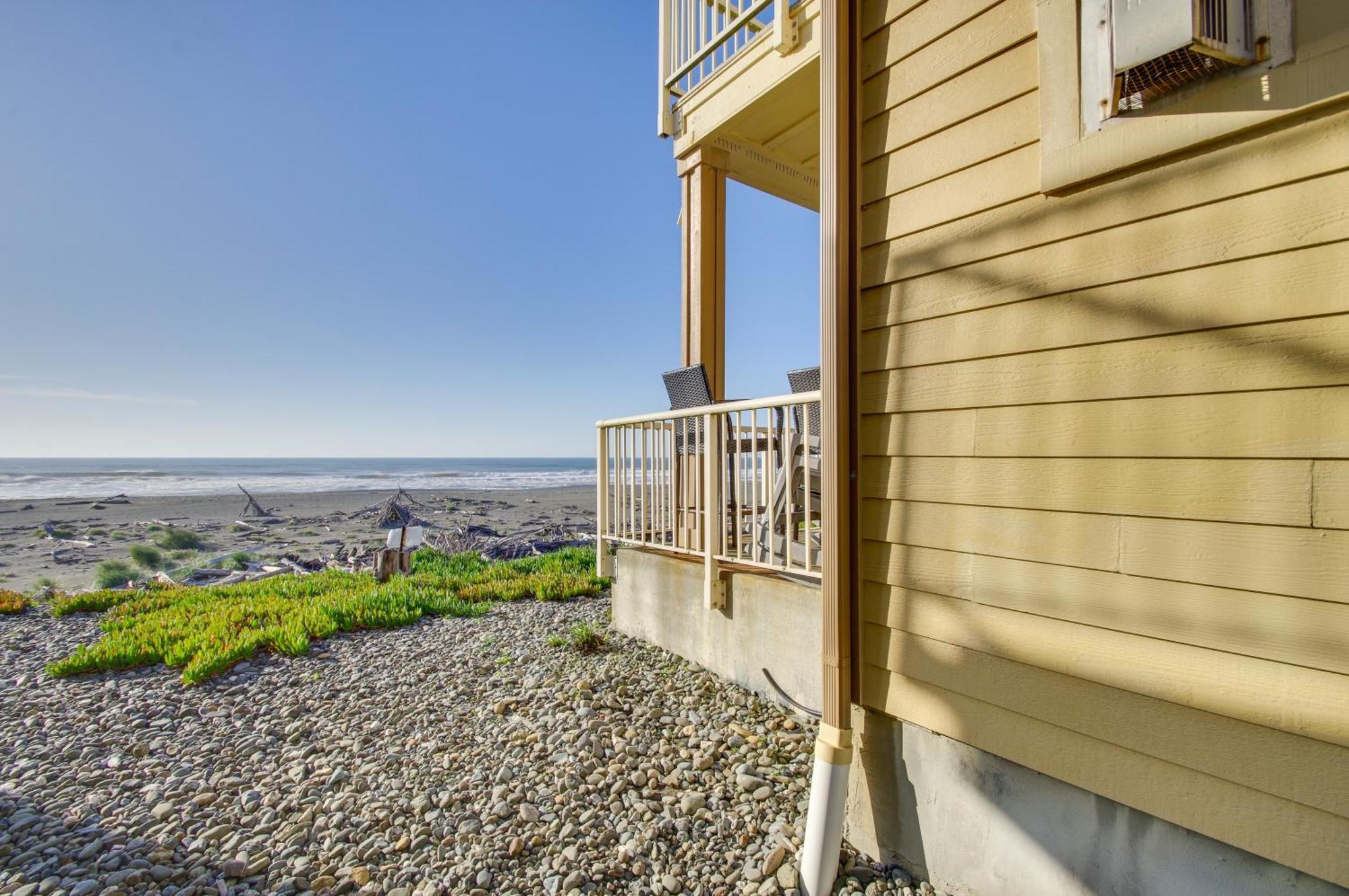 Quiet Waterfront Escape With Hot Tub And Beach Access! Gold Beach Kültér fotó