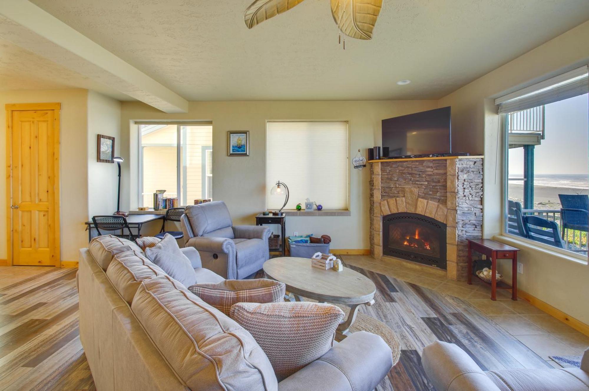 Quiet Waterfront Escape With Hot Tub And Beach Access! Gold Beach Kültér fotó